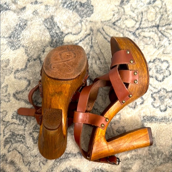 Charles David Brown Platform Sandals with Chunky Heel - Picture 5 of 6